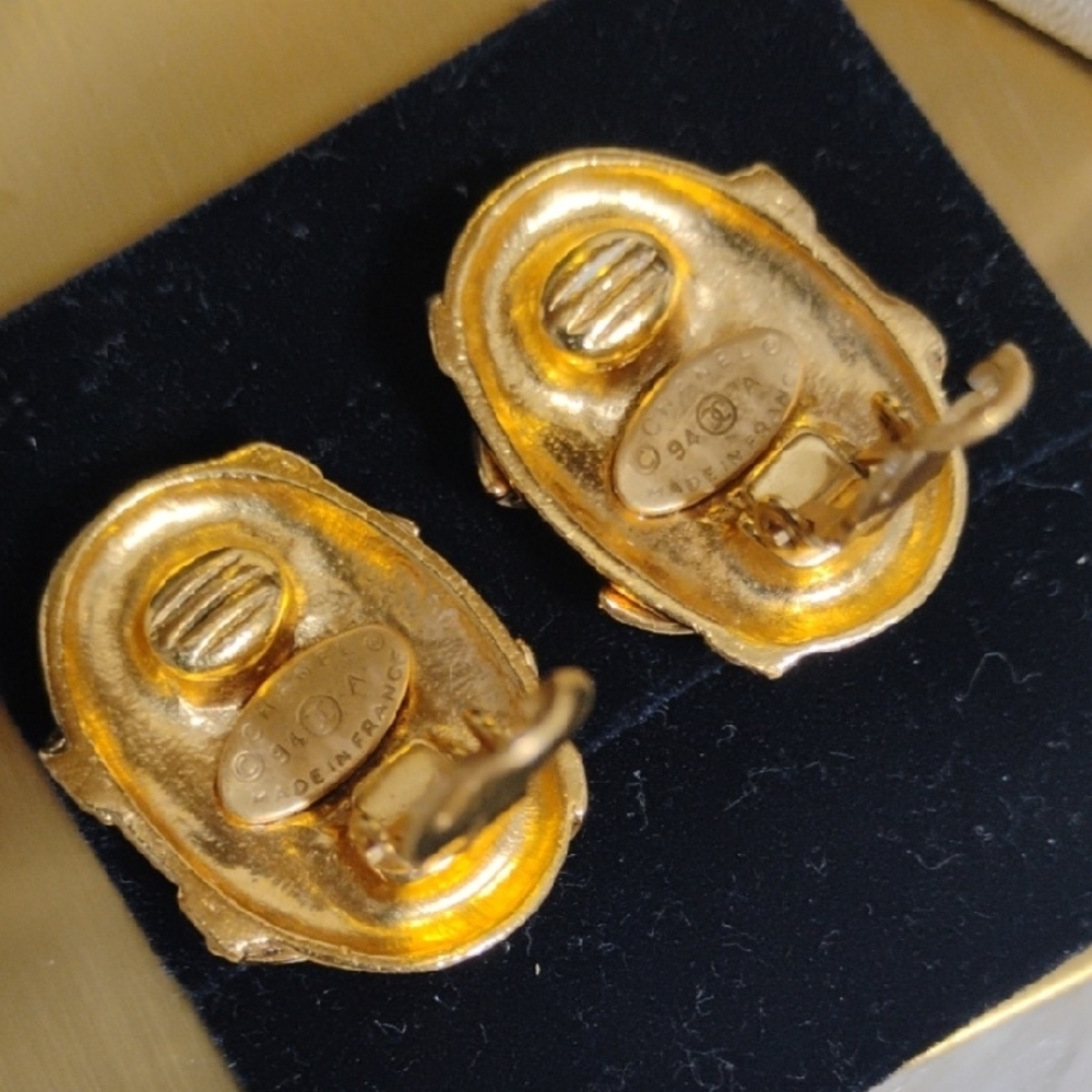 SALE! Authentic Chanel 1994 CC Coco Mark Oval Gold Plated Clip-On Earrings W Box - Picture 13 of 16